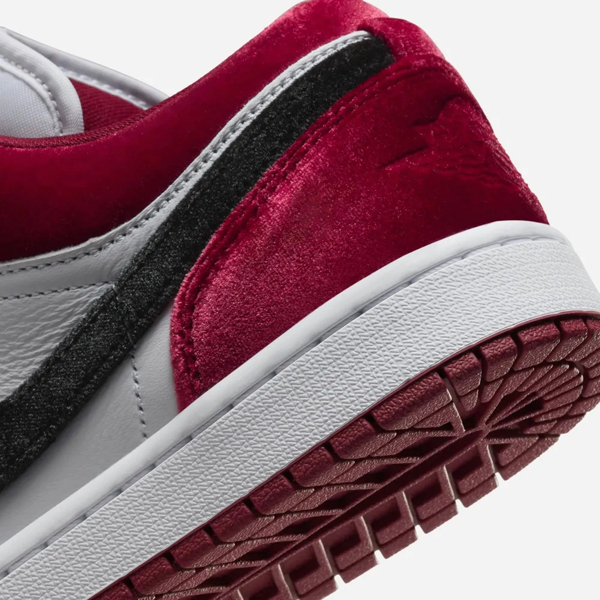 Jordan | AIR JORDAN 1 LOW { BLACK/BLACK-WHITE-TEAM RED