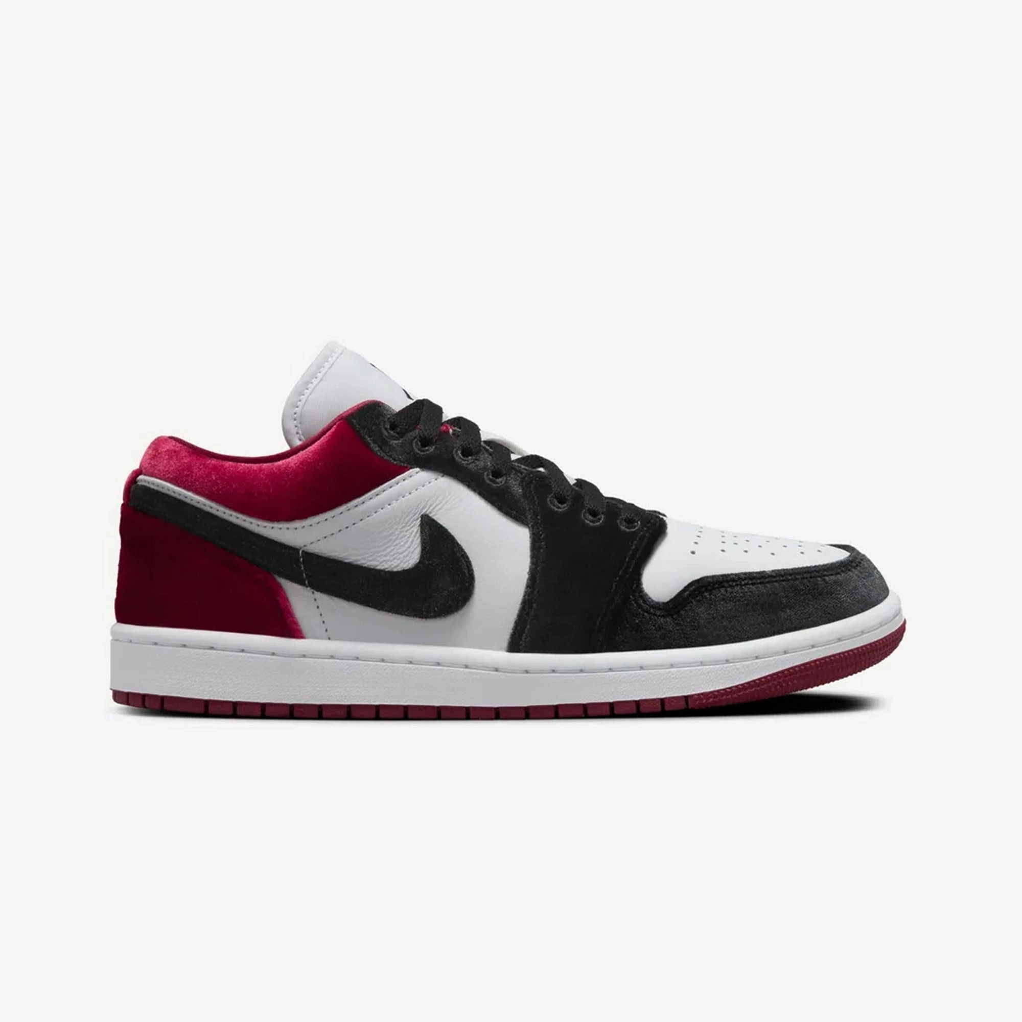Jordan | AIR JORDAN 1 LOW { BLACK/BLACK-WHITE-TEAM RED