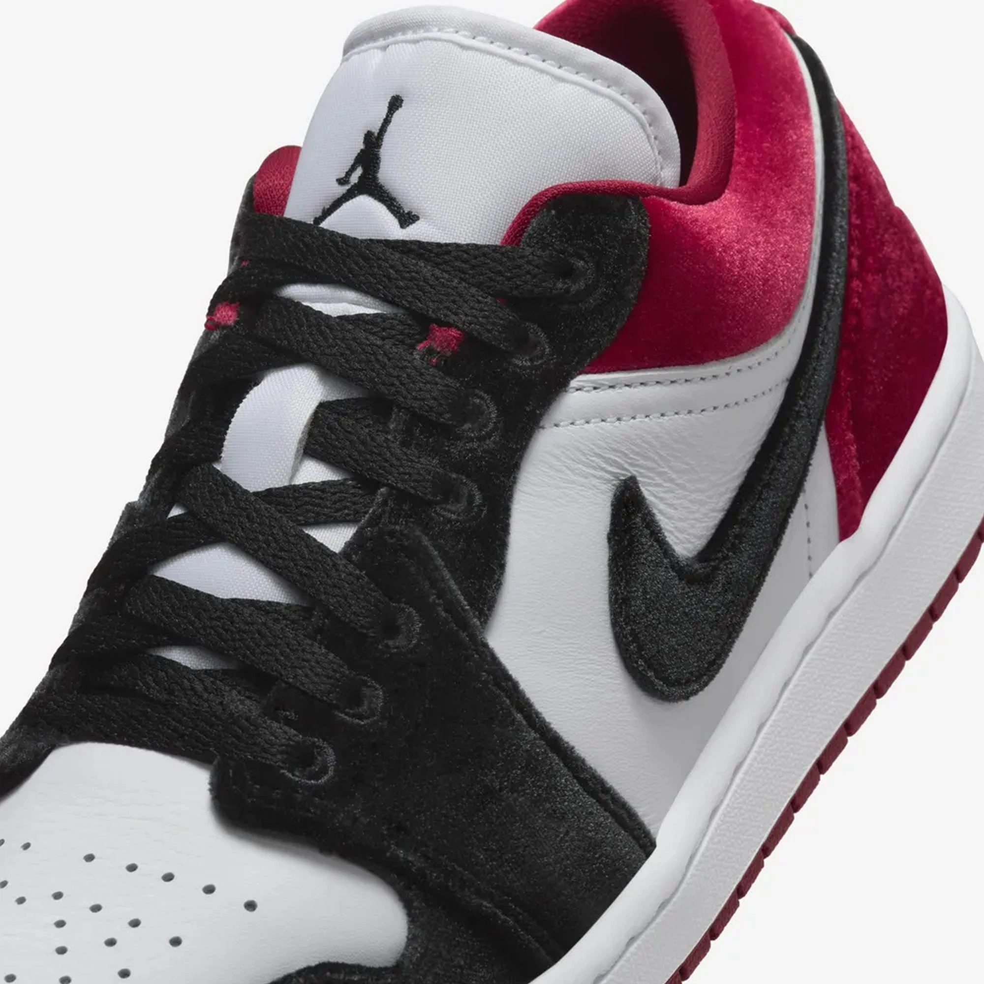 Jordan | AIR JORDAN 1 LOW { BLACK/BLACK-WHITE-TEAM RED