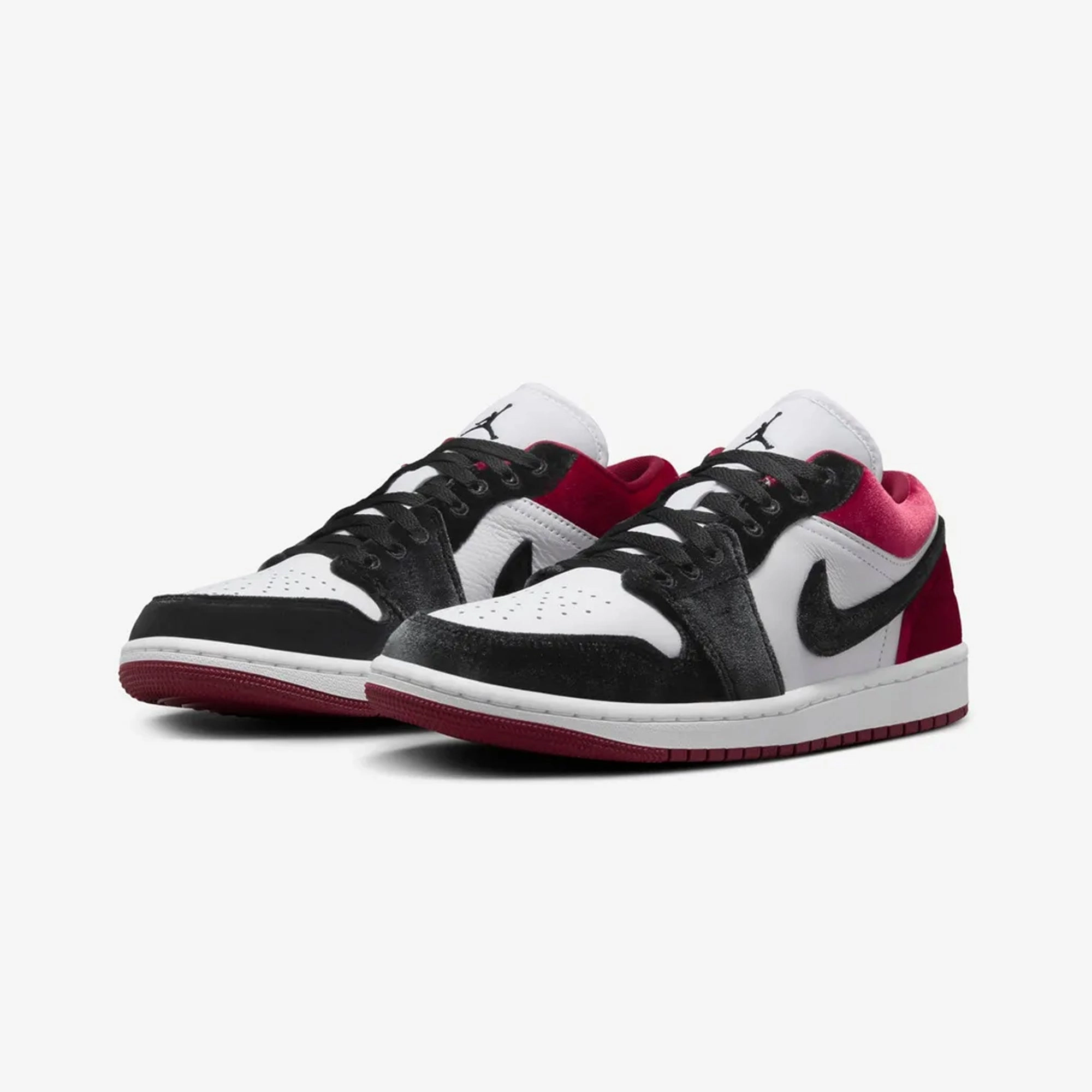 Jordan | AIR JORDAN 1 LOW { BLACK/BLACK-WHITE-TEAM RED