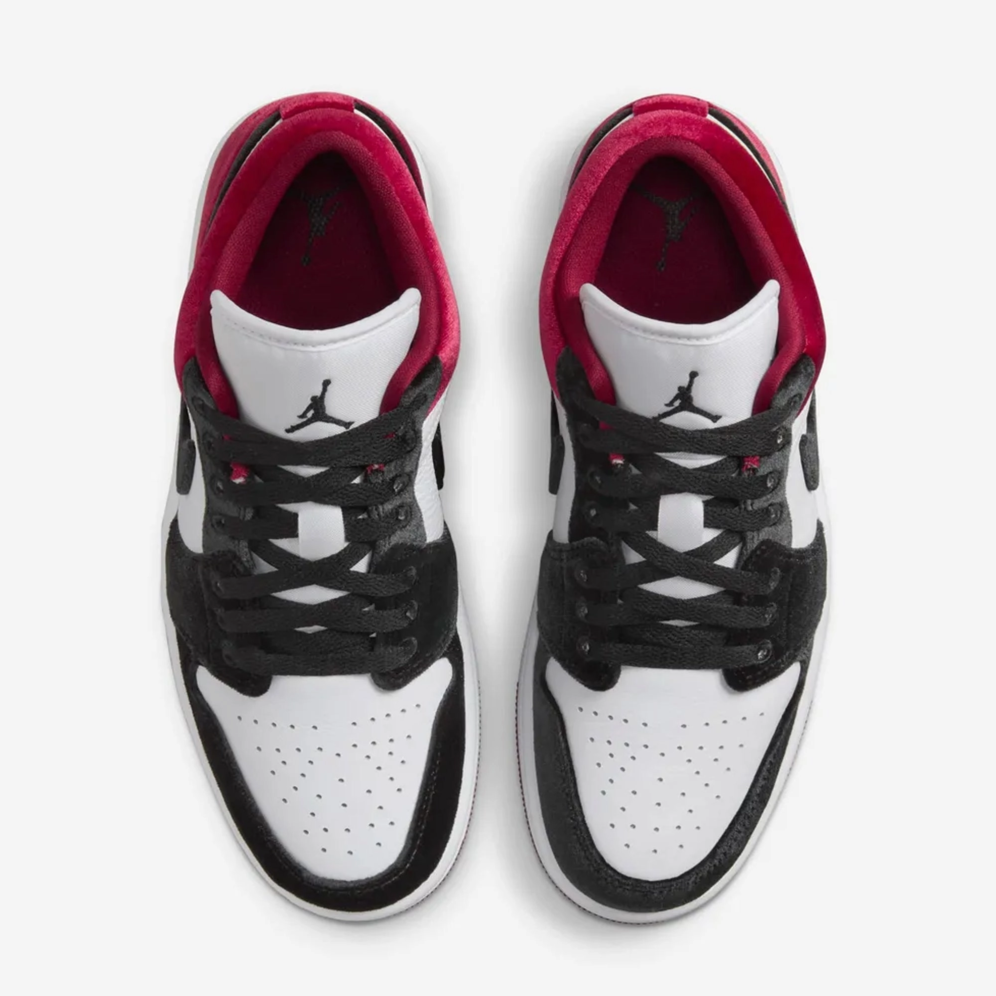 Jordan | AIR JORDAN 1 LOW { BLACK/BLACK-WHITE-TEAM RED