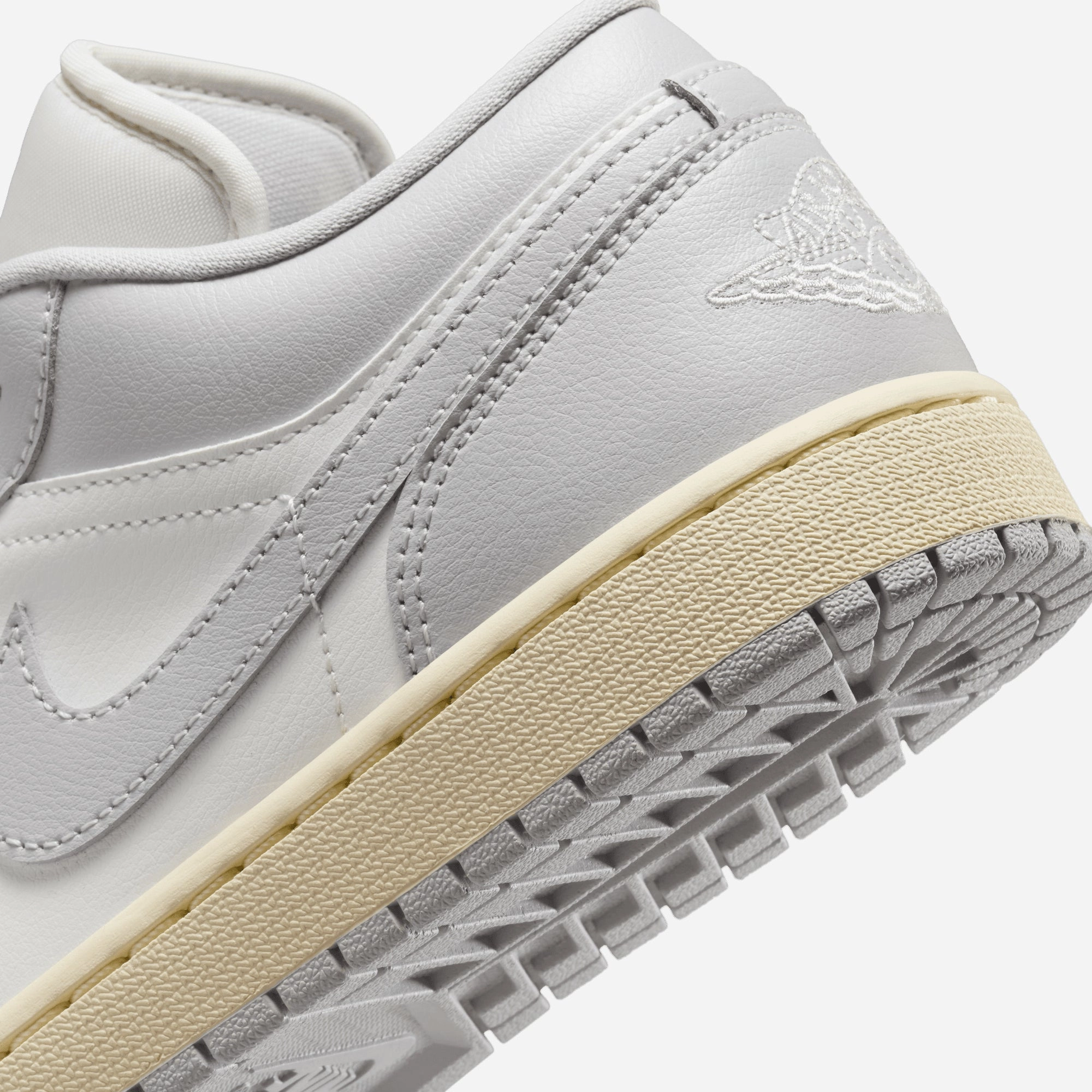 JORDAN | AIR JORDAN 1 LOW { SAIL/NEUTRAL GREY-COCONUT MILK