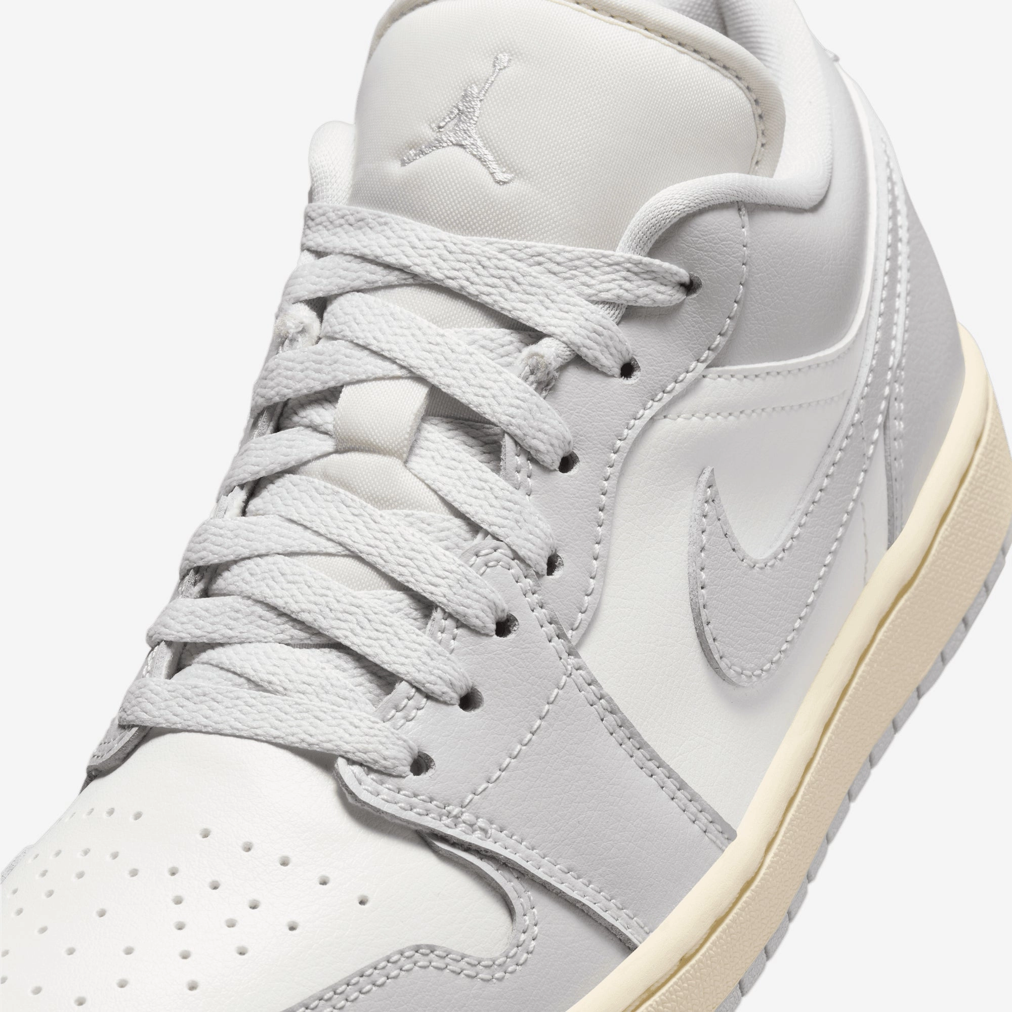 JORDAN | AIR JORDAN 1 LOW { SAIL/NEUTRAL GREY-COCONUT MILK