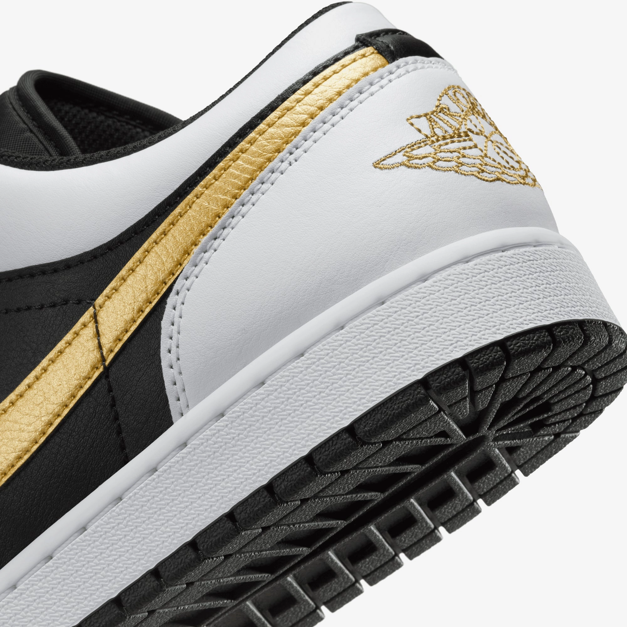 JORDAN | AIR JORDAN 1 LOW { WHITE/METALLIC GOLD-BLACK