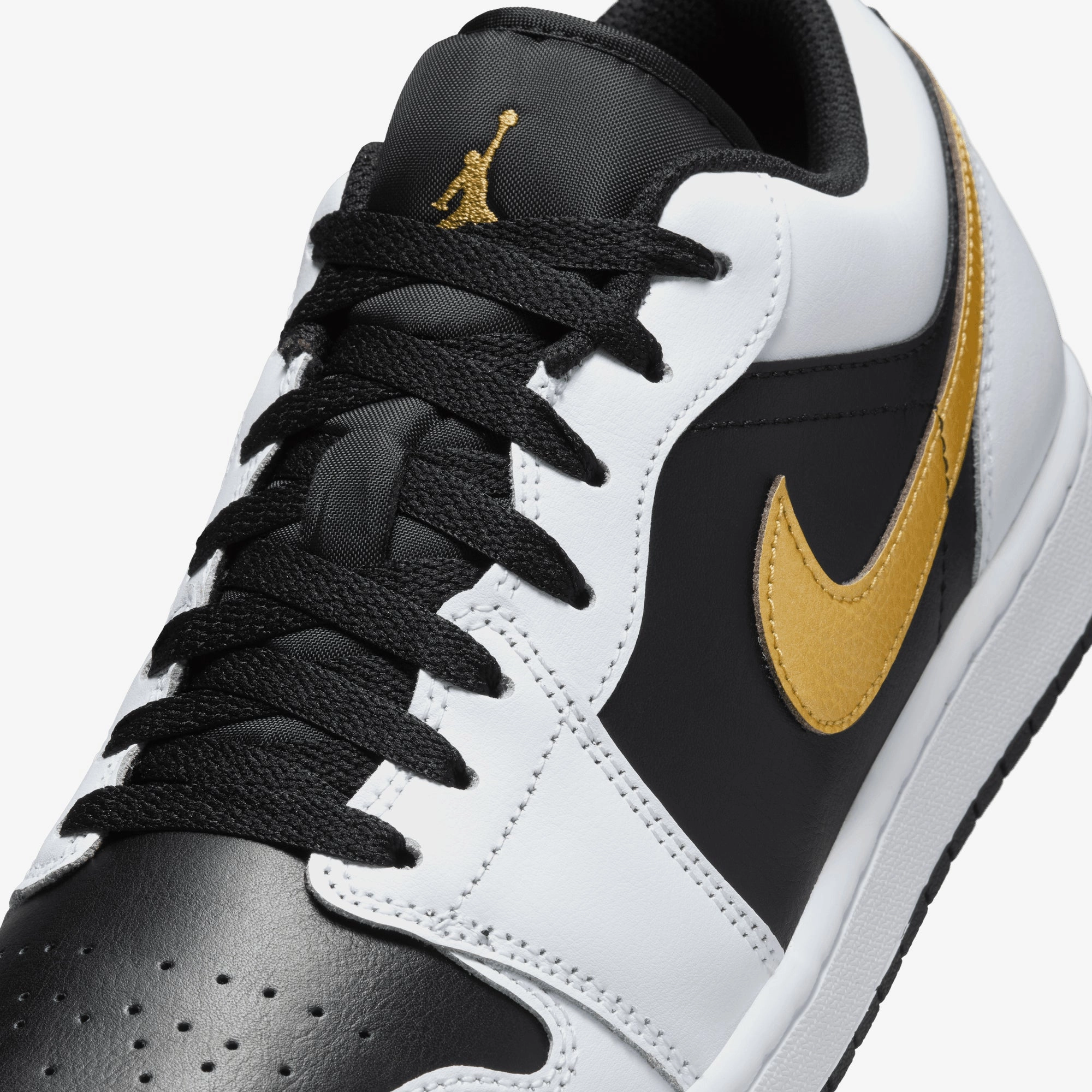JORDAN | AIR JORDAN 1 LOW { WHITE/METALLIC GOLD-BLACK