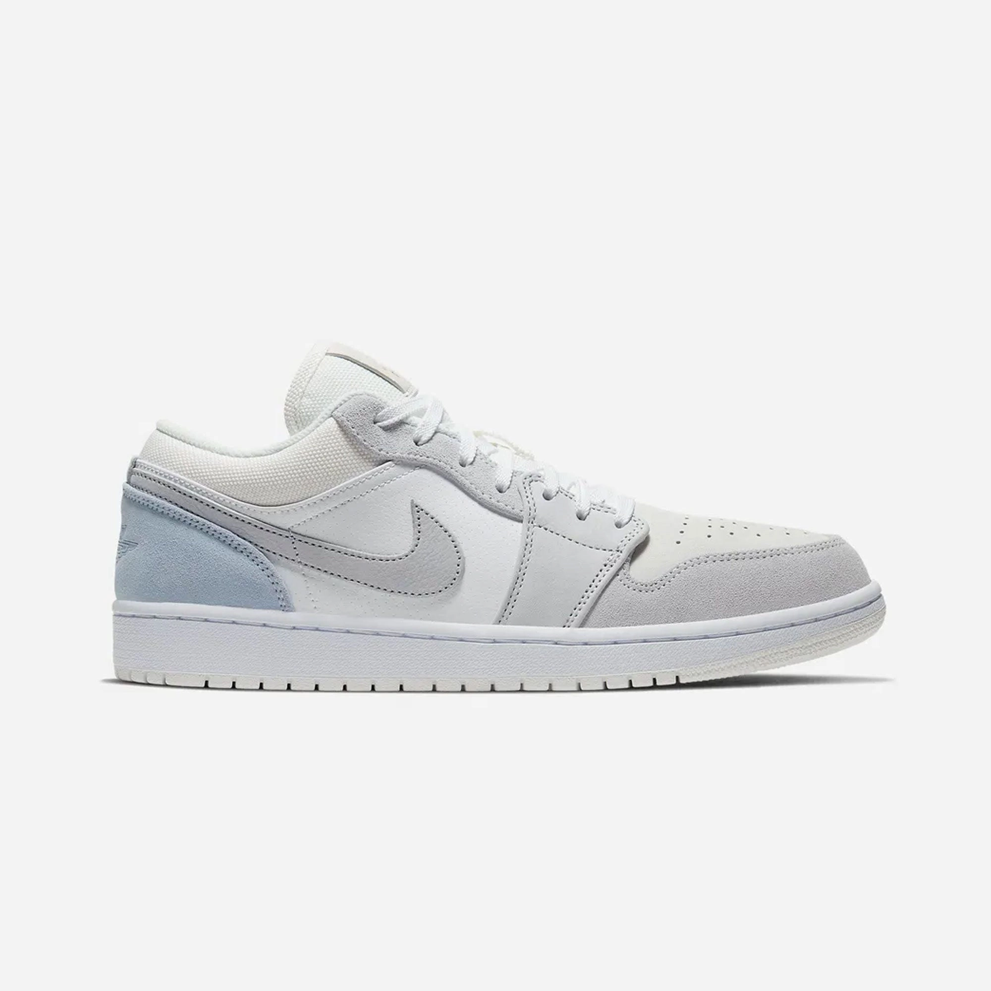 JORDAN | AIR JORDAN 1 LOW { WHITE/SKY GREY-FOOTBALL GREY