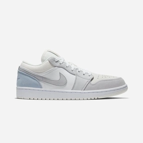 JORDAN | AIR JORDAN 1 LOW { WHITE/SKY GREY-FOOTBALL GREY