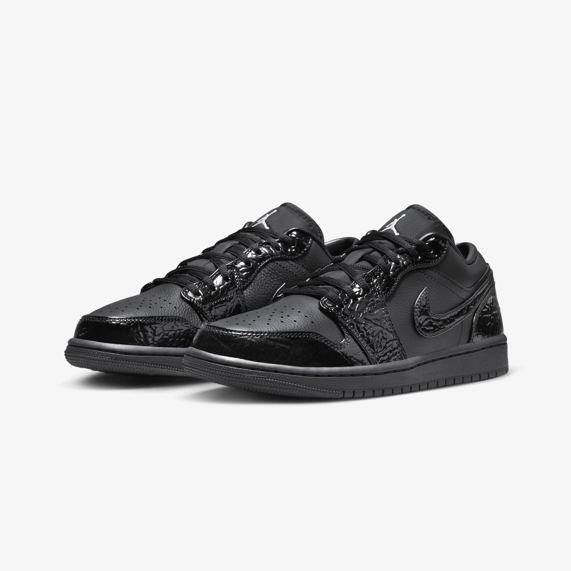 JORDAN | AIR JORDAN 1 LOW SE { BLACK/BLACK-WHITE-METALLIC SILVER