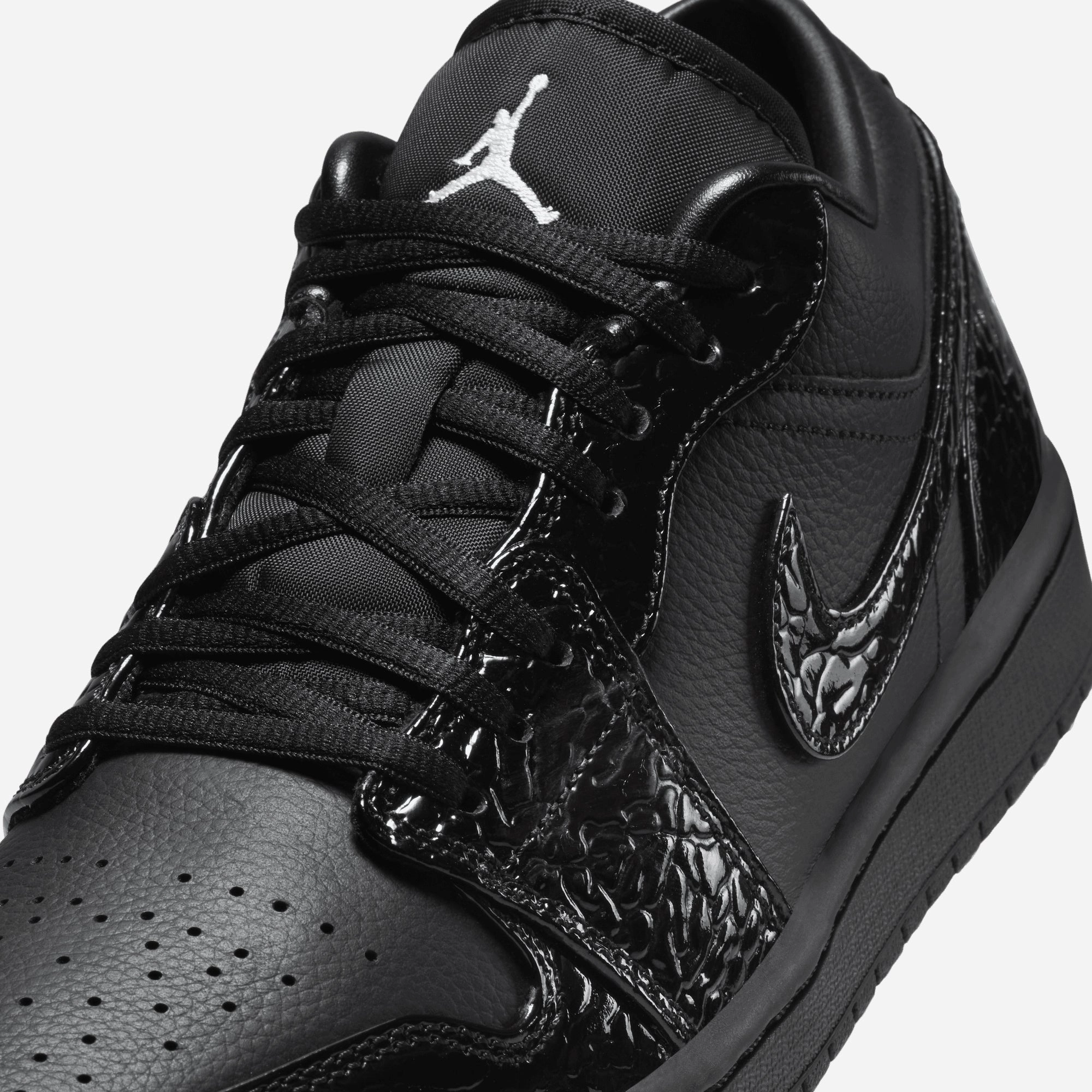 JORDAN | AIR JORDAN 1 LOW SE { BLACK/BLACK-WHITE-METALLIC SILVER
