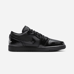 JORDAN | AIR JORDAN 1 LOW SE { BLACK/BLACK-WHITE-METALLIC SILVER