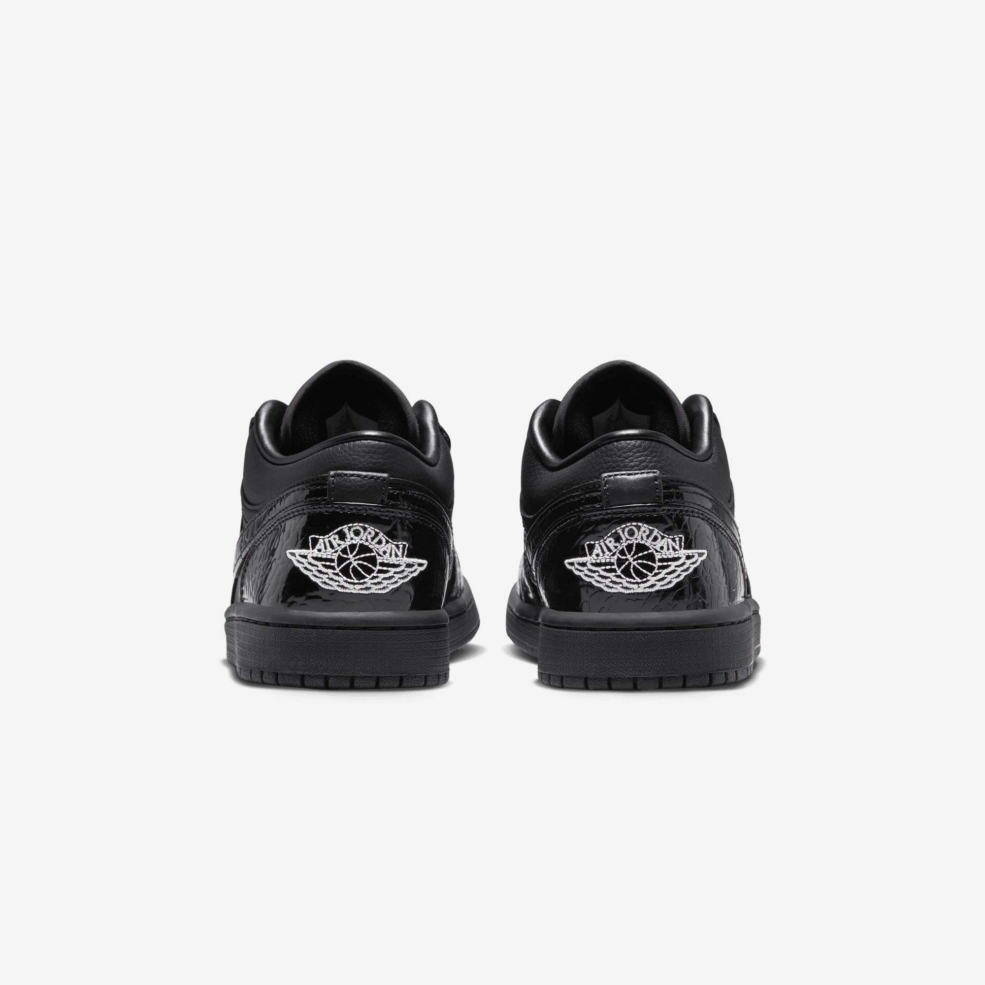 JORDAN | AIR JORDAN 1 LOW SE { BLACK/BLACK-WHITE-METALLIC SILVER
