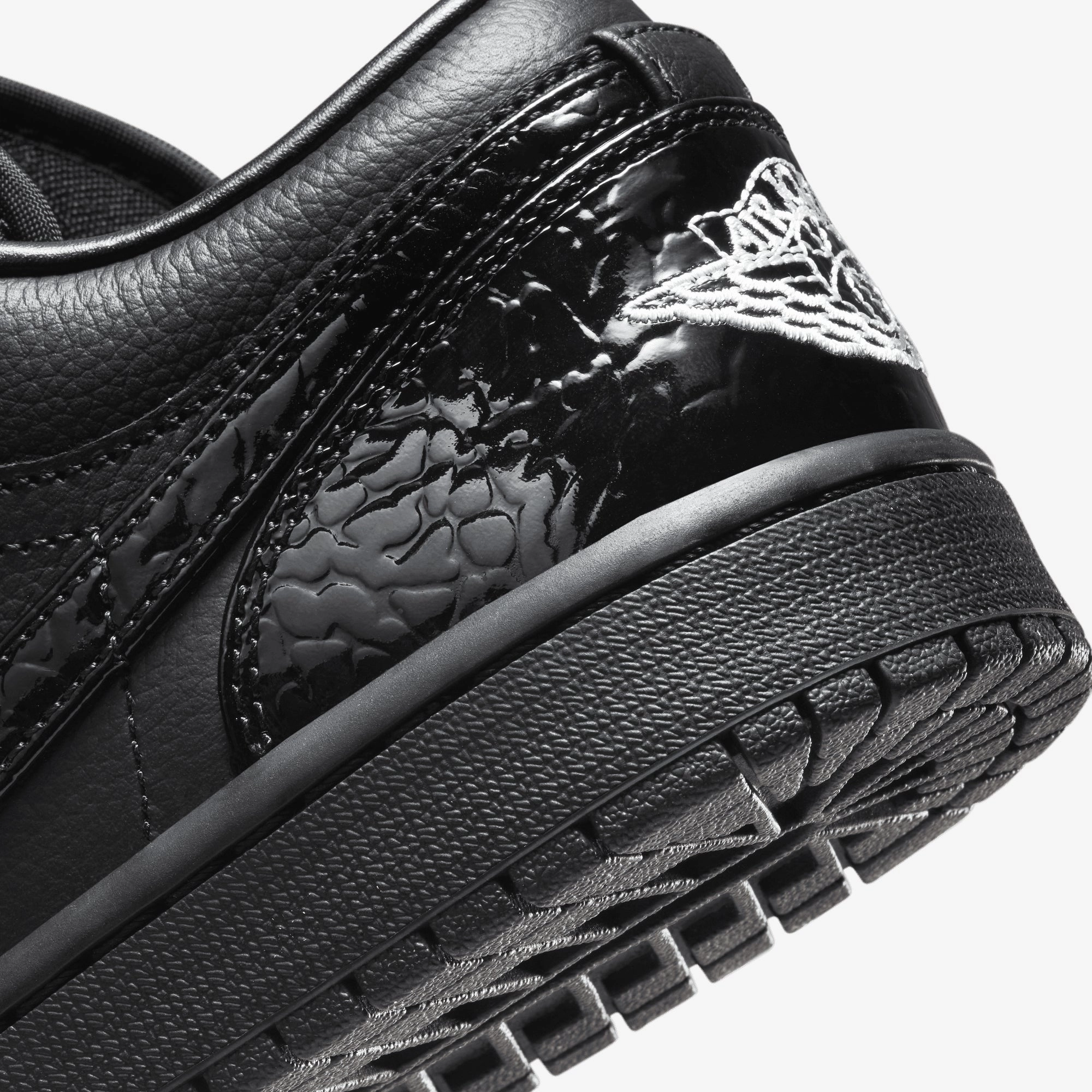 JORDAN | AIR JORDAN 1 LOW SE { BLACK/BLACK-WHITE-METALLIC SILVER