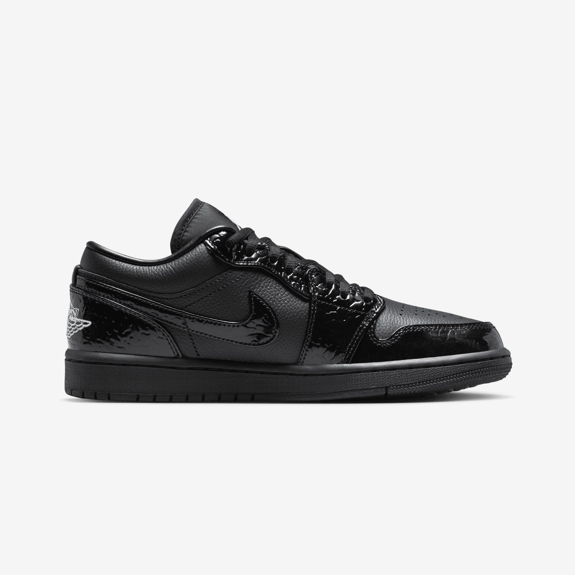 JORDAN | AIR JORDAN 1 LOW SE { BLACK/BLACK-WHITE-METALLIC SILVER