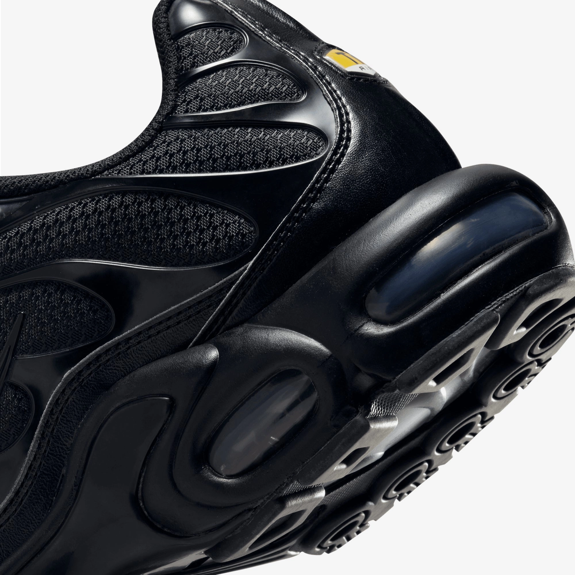 NIKE | AIR MAX PLUS { BLACK/BLACK-BLACK
