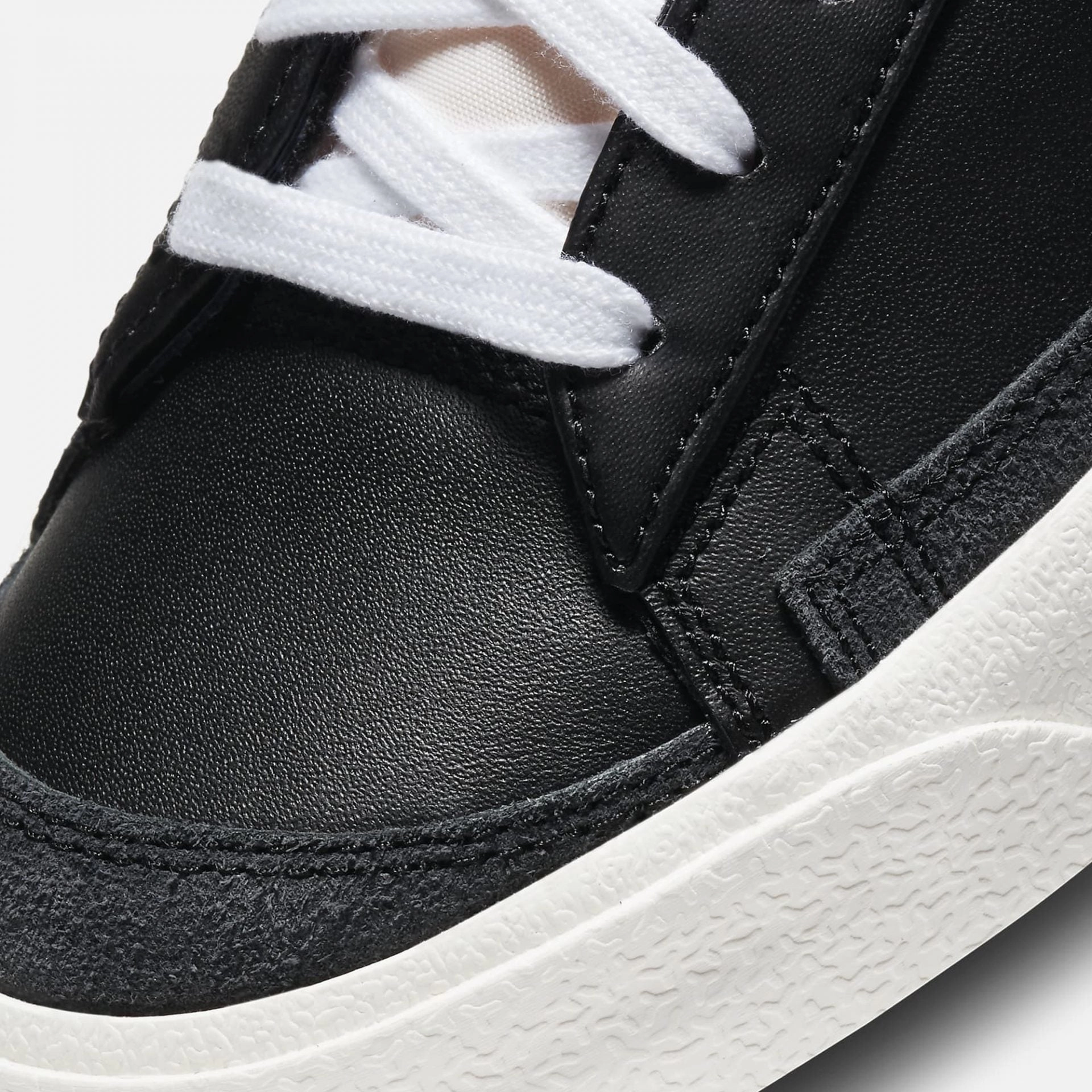 Nike | BLAZER LOW '77 VINTAGE { BLACK/WHITE