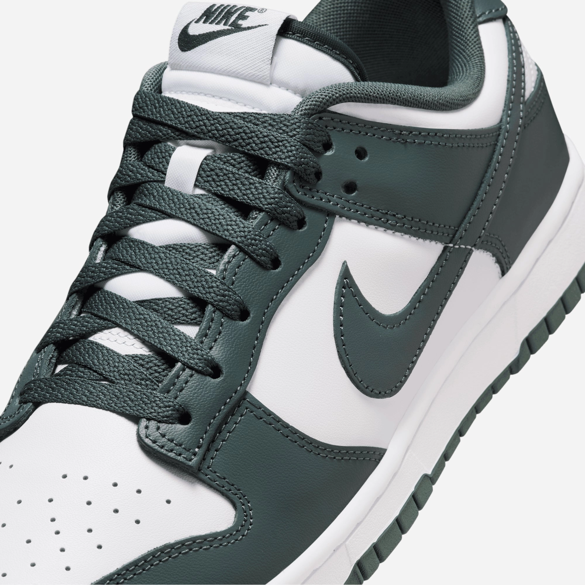 NIKE | DUNK LOW RETRO { WHITE/VINTAGE GREEN-WHITE