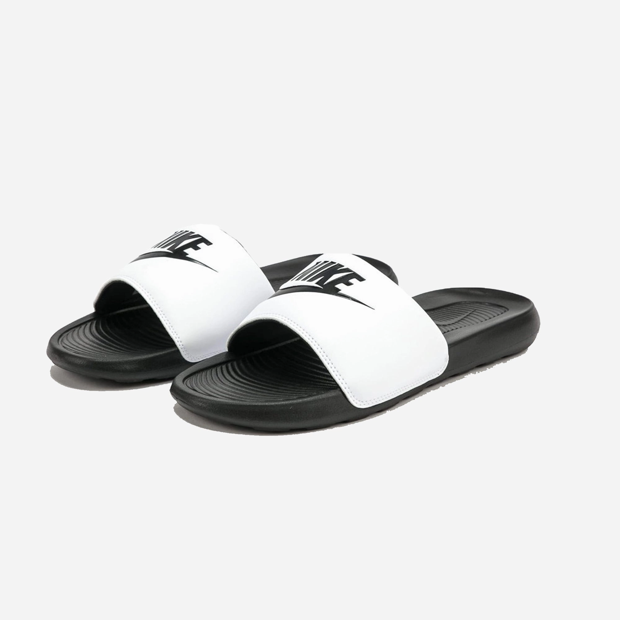 Nike | VICTORI ONE  { BLACK/BLACK-WHITE