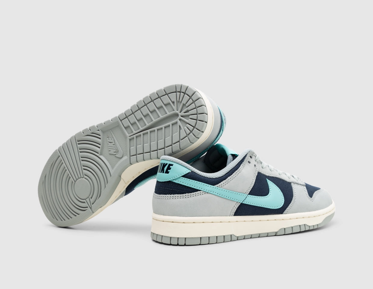 Nike Dunk Low Retro Premium Light Pumice / Green Frost