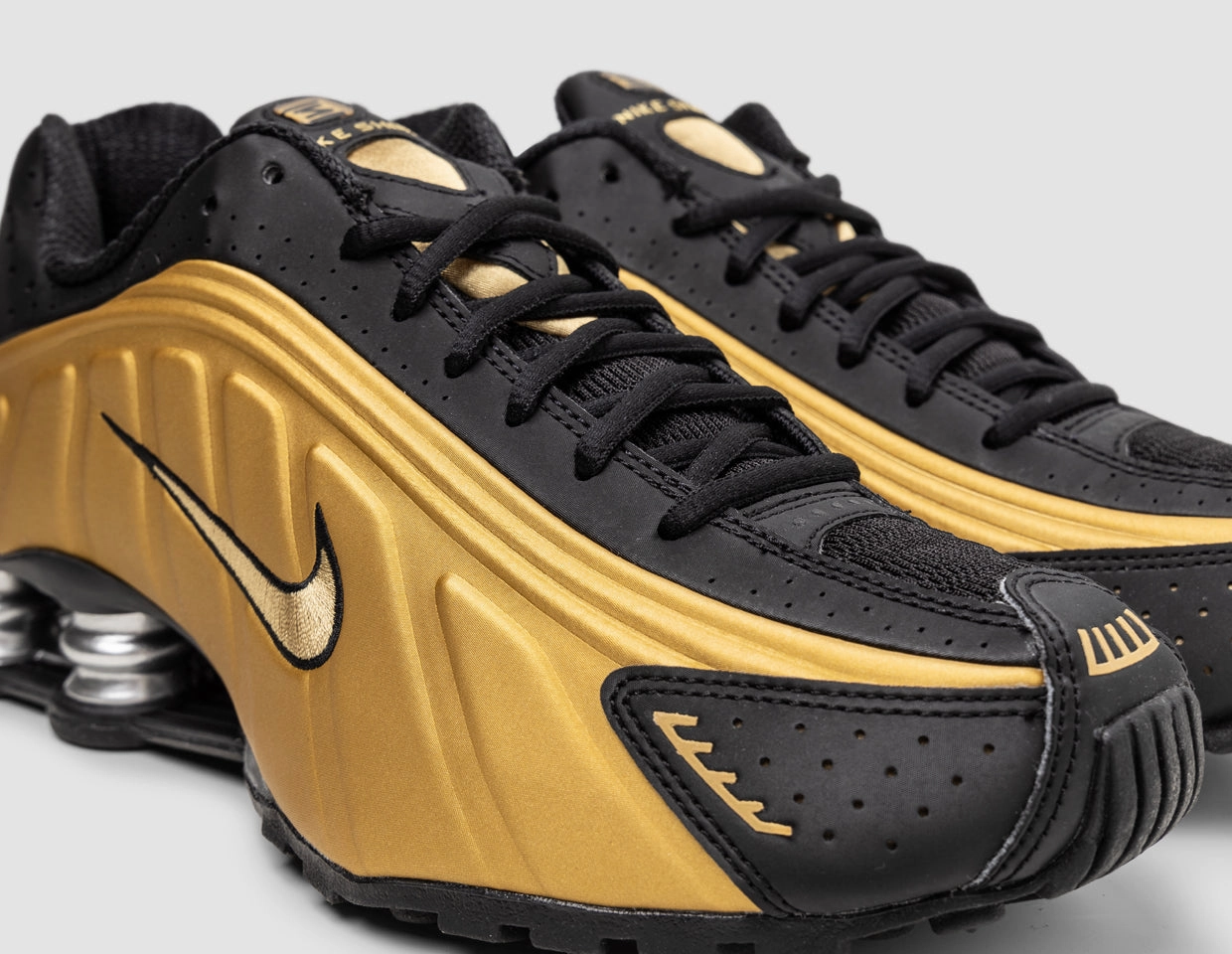Nike Women's Shox R4 Black / Metallic Gold - Metallic Silver
