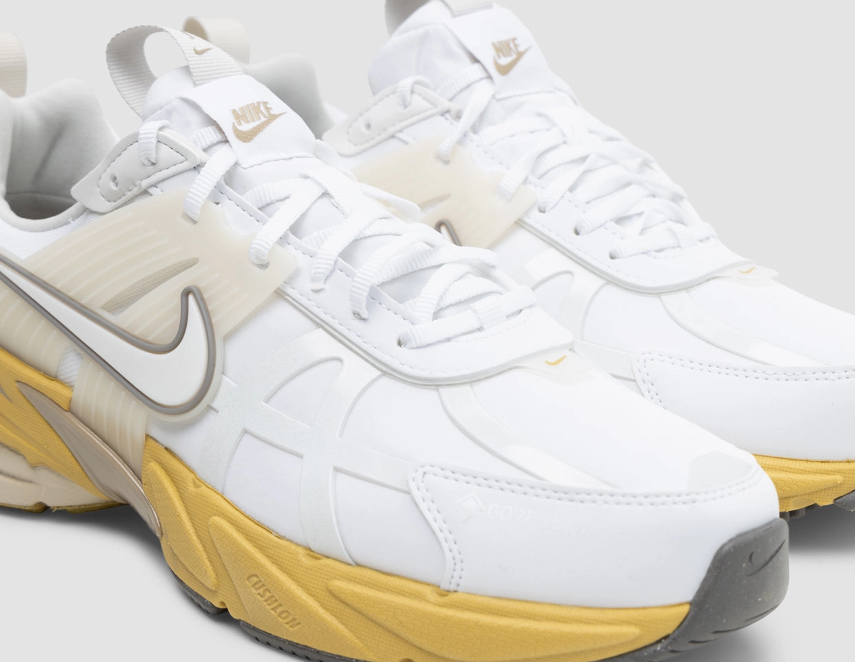 Nike Women's V2K Run GORE-TEX White / Summit White - Light Bone