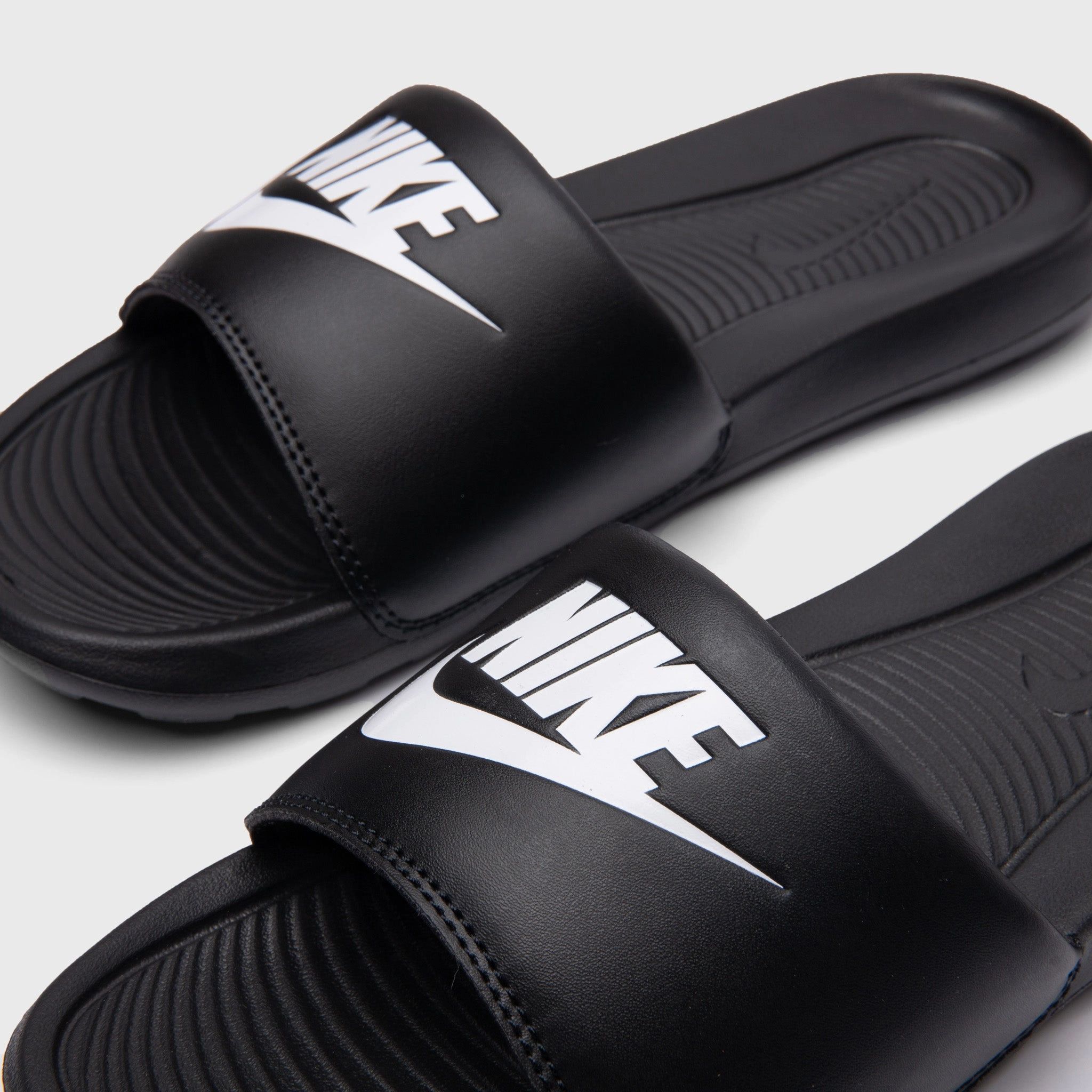 Nike Women's Victori One Black / White