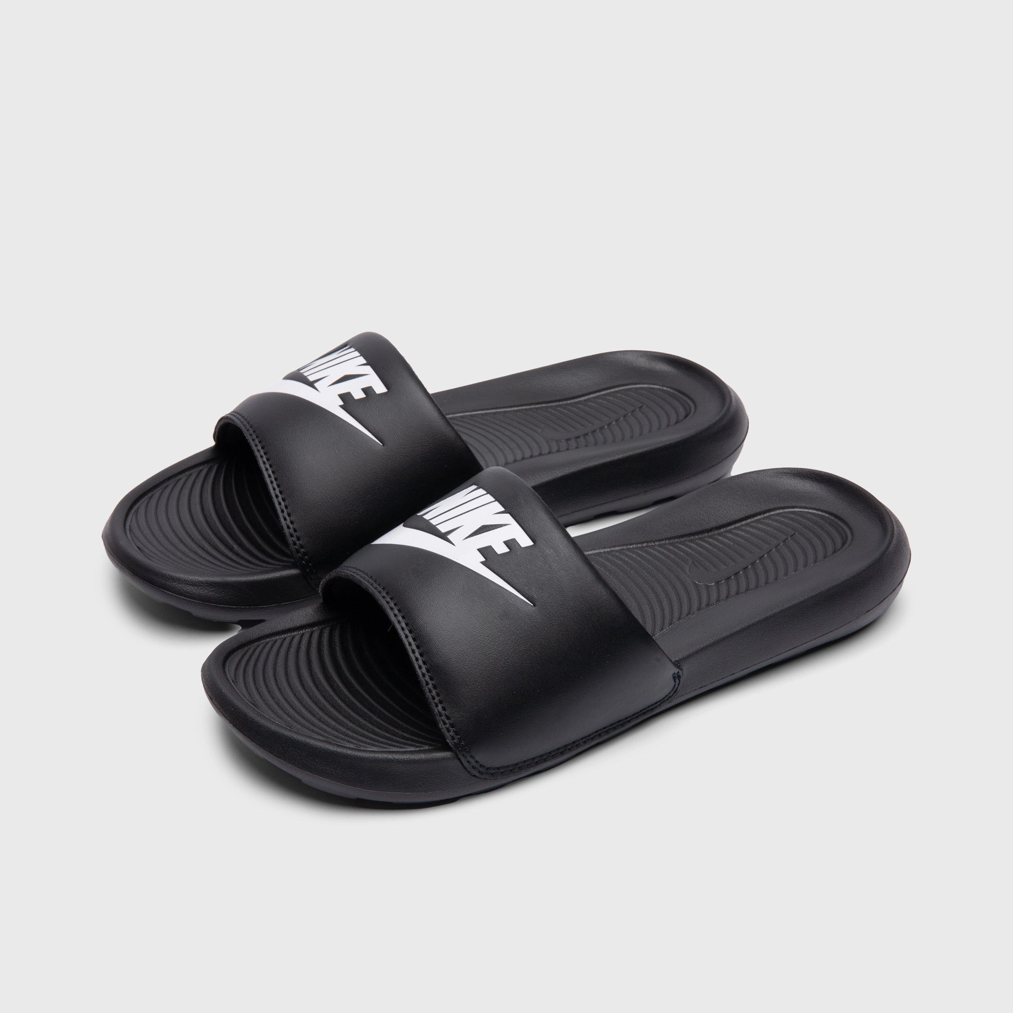 Nike Women's Victori One Black / White