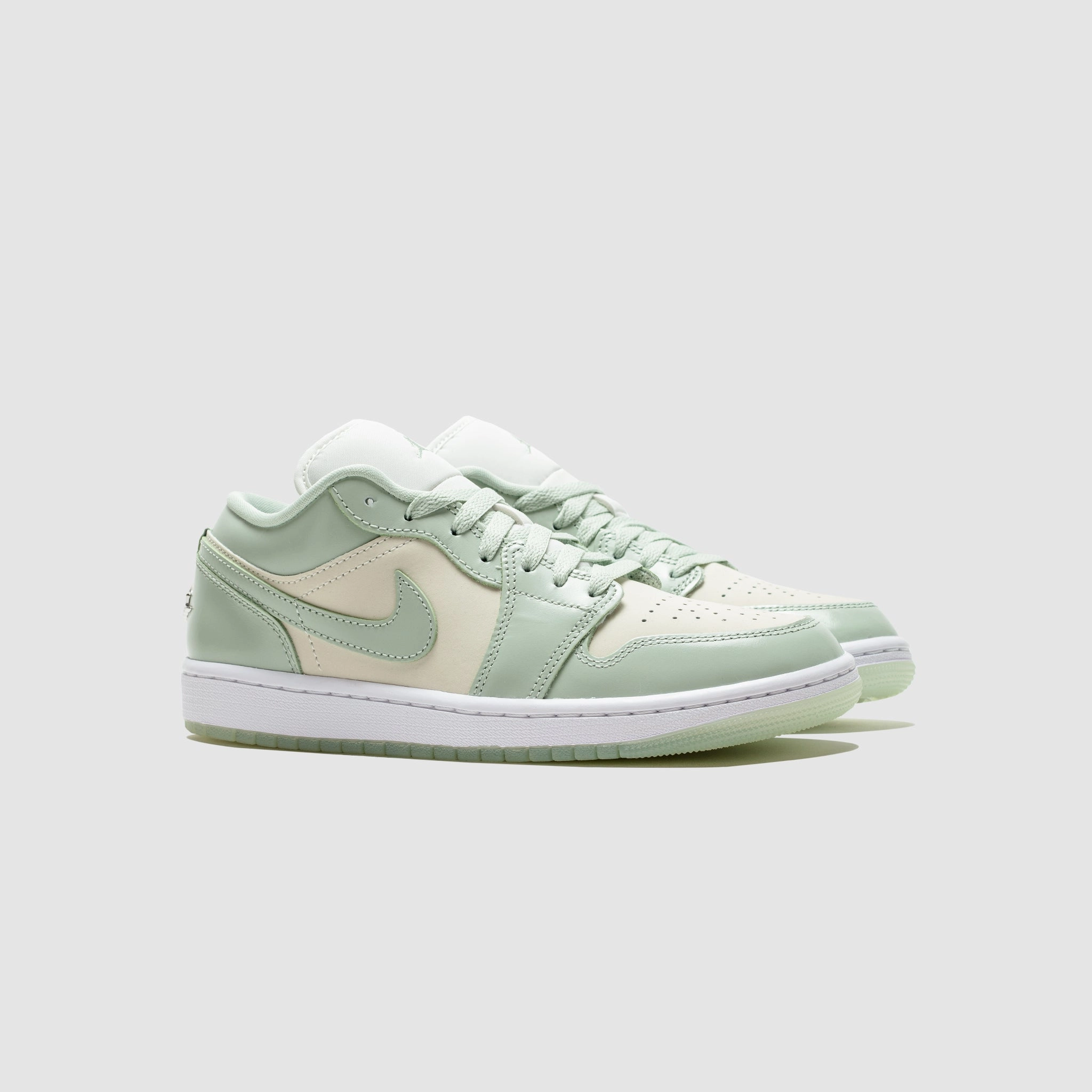 WMNS AIR JORDAN 1 LOW SE SEAFOAM