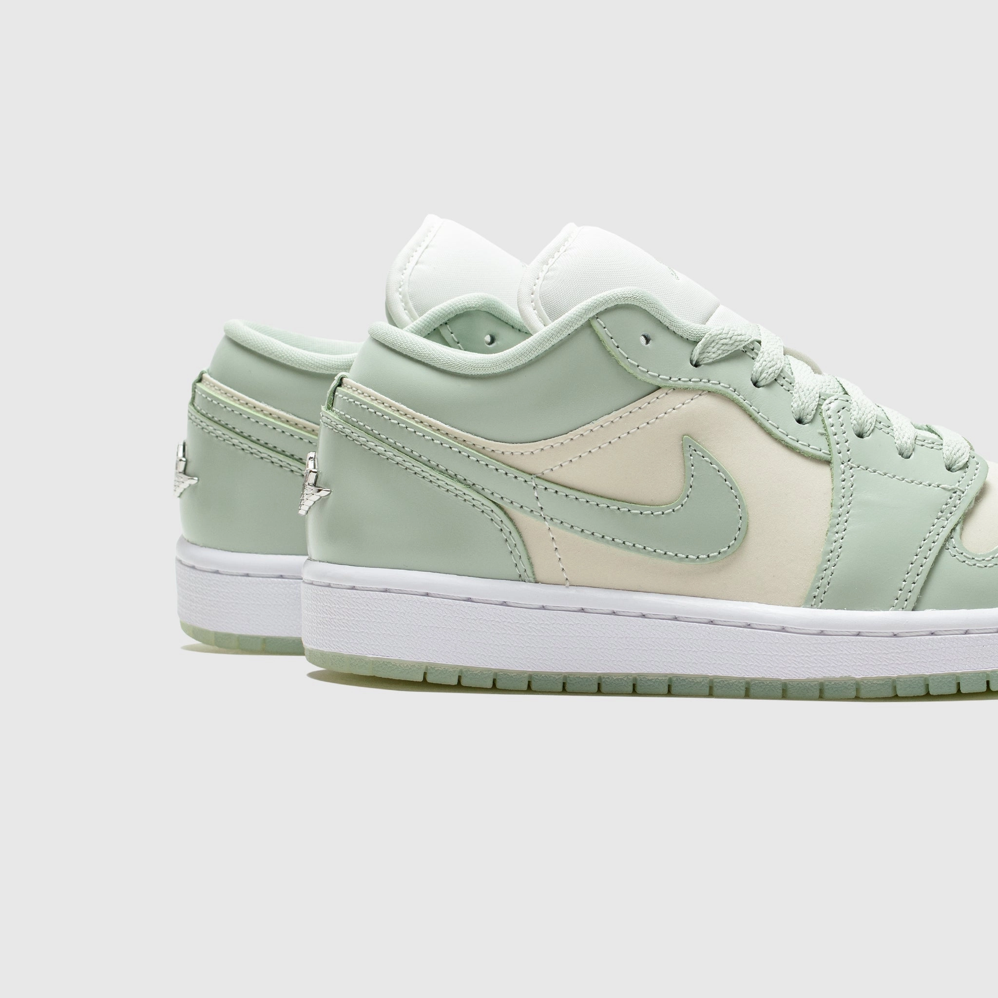 WMNS AIR JORDAN 1 LOW SE SEAFOAM