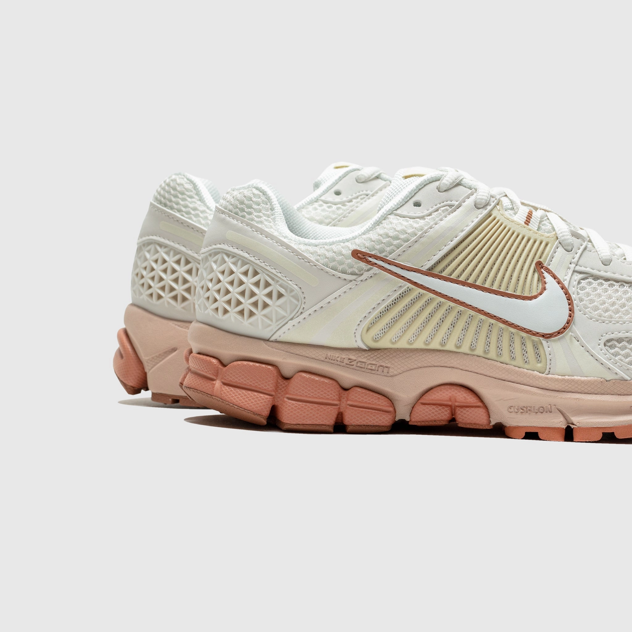 WMNS ZOOM VOMERO 5 PARTICLE BEIGE